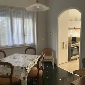 Casa Di Aldo: Casa Nel Centro Di Nervi. Appartamento